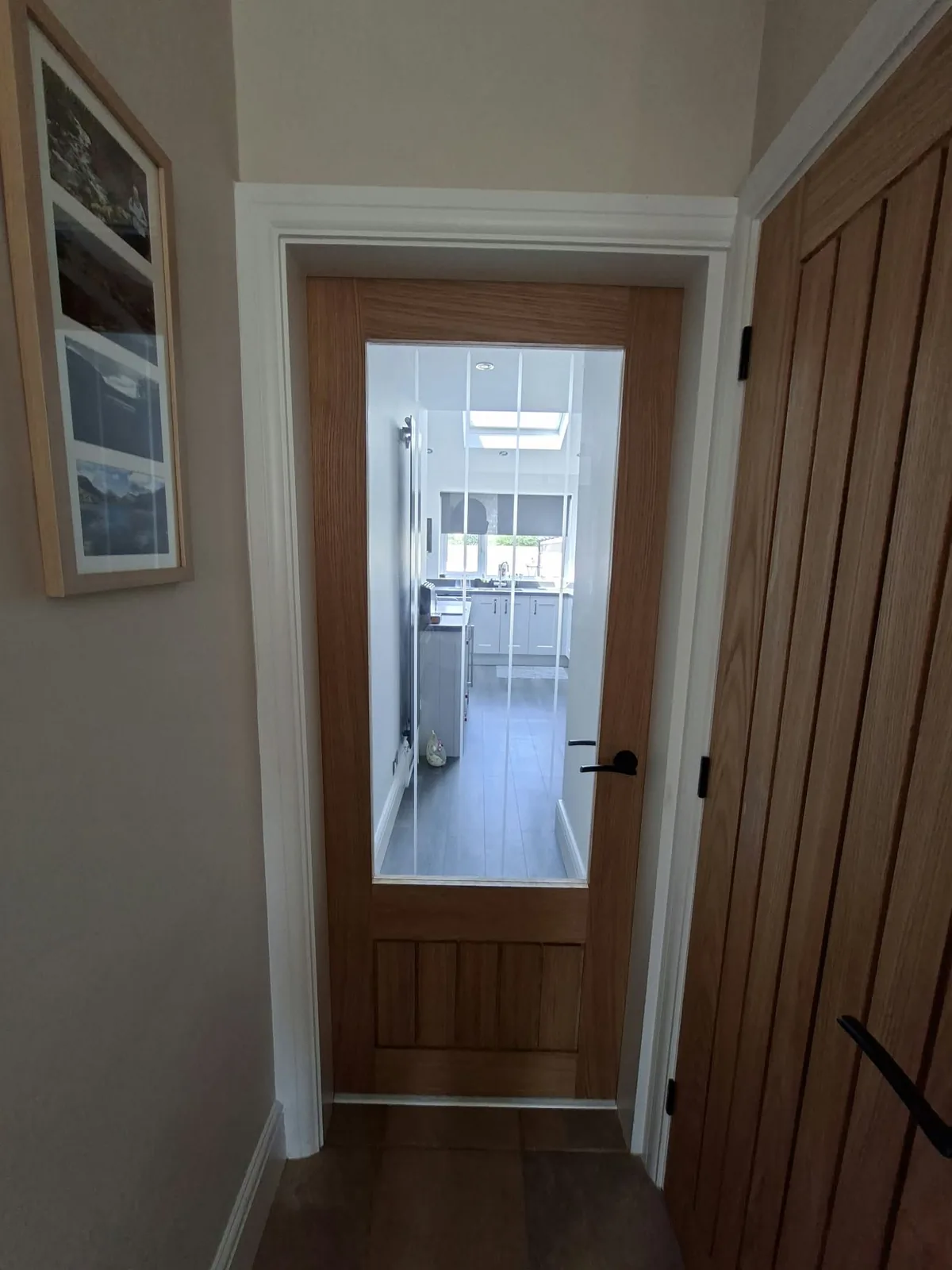 Oak internal cottage-style door with black lever handle